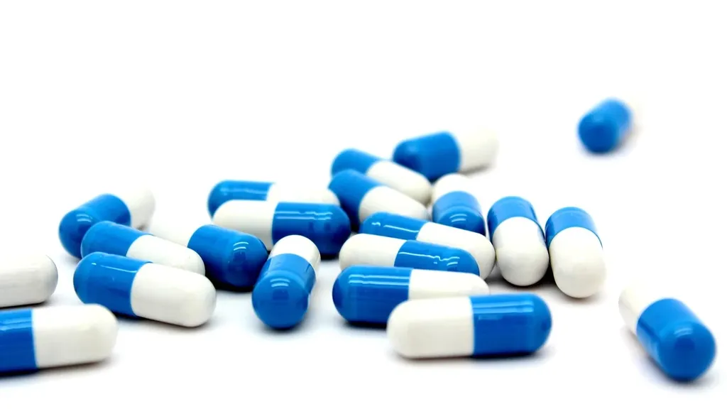 Image d'illustration de l'article de blog du site actifi50.com qui a pour titre : Tongkat Ali 400 mg : stimulez votre libido naturellement ! Cette illustration montre un homme de plus de 50 ans, plein de vitalité, accompagné de sa partenaire dans une forêt tropicale.