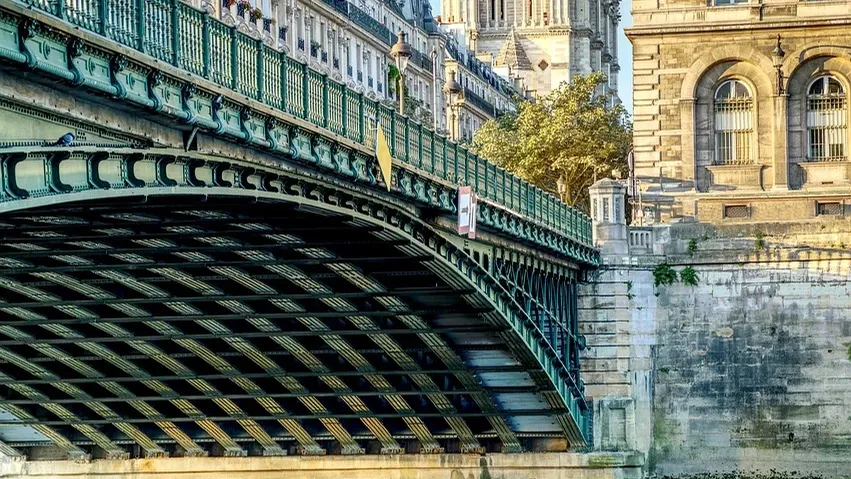 Image d'illustration de l'article de blog du site actifi50.com qui a pour titre : "Tongkat Ali Paris : y est-il disponible ou non ?" Cette illustration montre des personnages dynamiques et souriants avec des monuments parisiens en arrière-plan.