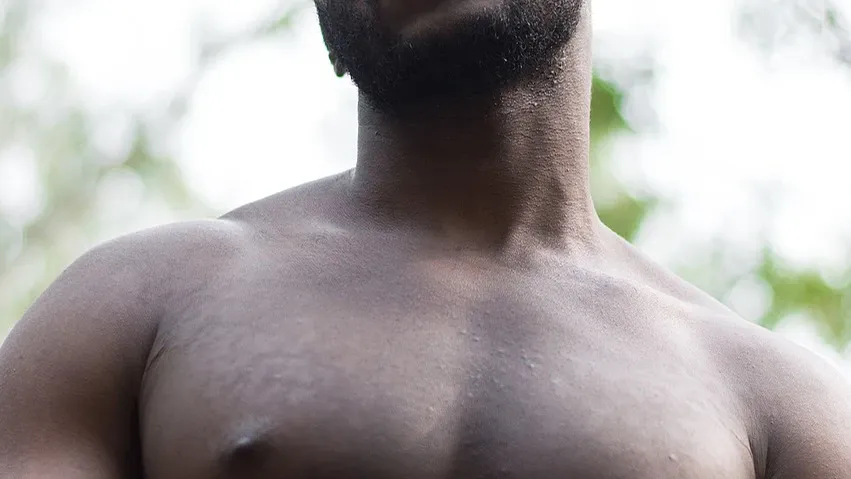 Image d'illustration de l'article de blog du site actifi50.com qui a pour titre : Tongkat Ali 200:1 Extract Powder : érections puissantes ! Cette illustration montre un homme en pleine forme grâce à ce complément naturel.