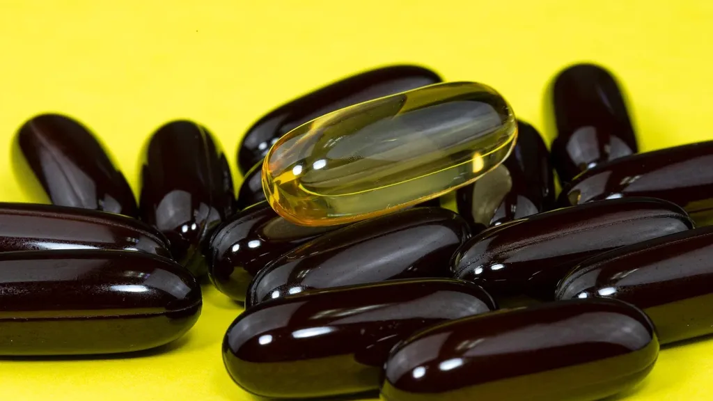 Image d'illustration de l'article de blog du site actifi50.com qui a pour titre : Tongkat Ali dosage Huberman : ce que vous devez savoir. Cette illustration montre des hommes de plus de 50 ans prenant des suppléments de Tongkat Ali, souriants et dynamiques.